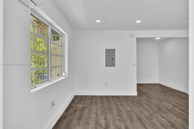 Building Photo - 652 SW 5th St