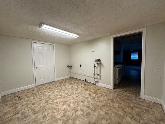 Building Photo - 3 Bedroom / 1 bathroom house