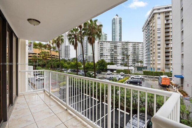 Building Photo - 1440 Brickell Bay Dr