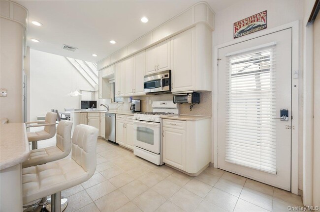 Building Photo - 40 Cayuga Ave