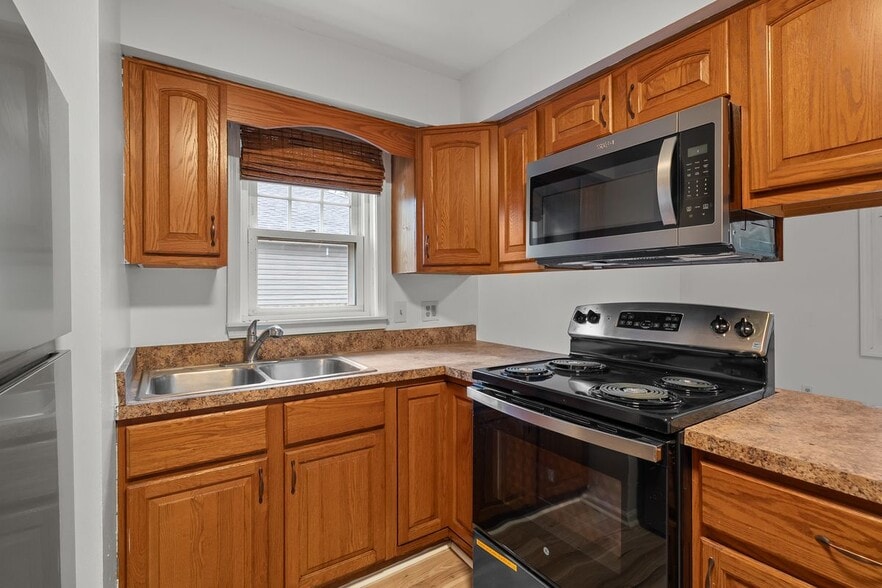 Building Photo - 423 Cornell Dr