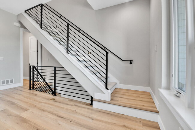 Building Photo - $2,895.00 - 2 Bed, 2.5 Bath Townhome in Prime Denver Location!