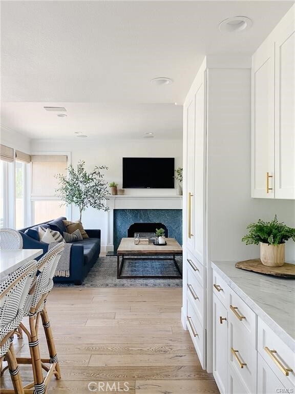 Building Photo - 13 Bernay