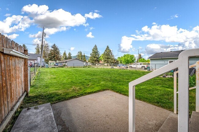 Building Photo - 3 bed 2 bath townhome