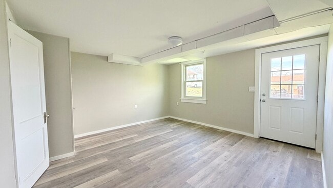 Building Photo - Spacious Updated 5BR Home with Flexible Living Options