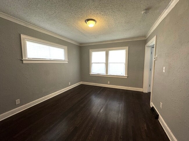 Building Photo - Spacious 3 Bedroom Home