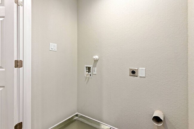 Building Photo - Move-In Ready Luxury Duplex in Converse!
