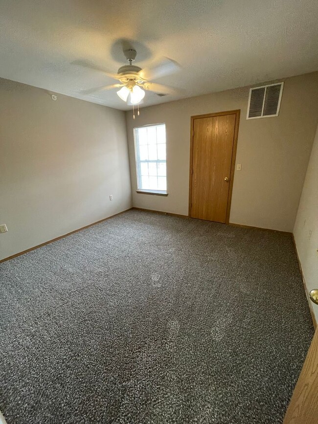 Building Photo - 2 bedroom 2 bath apartment at Parkwood Apt...