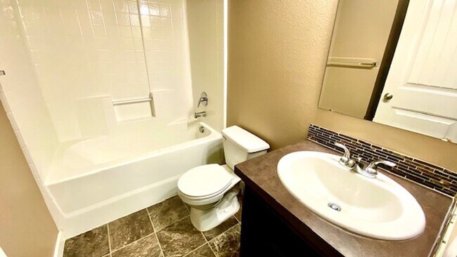 Building Photo - 3 Bed (+ bonus room) 2 Bath Home in Meridi...