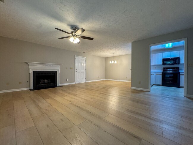 Building Photo - Cute 2 Bed 2 Bath Ground Level Condo with Community Pool
