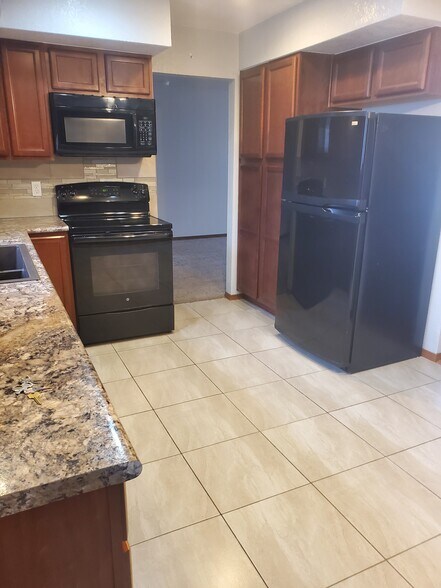 Kitchen - 1078 N Pond Dr