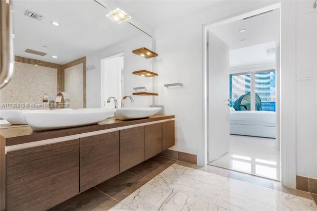 Building Photo - 200 Biscayne Boulevard Way
