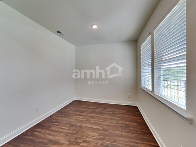 Building Photo - 215 Pecan Dr