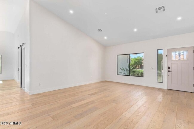 Building Photo - 5715 E Campo Bello Dr