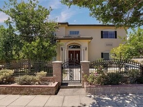 Building Photo - 5 Bedroom & 5.5 Bathroom