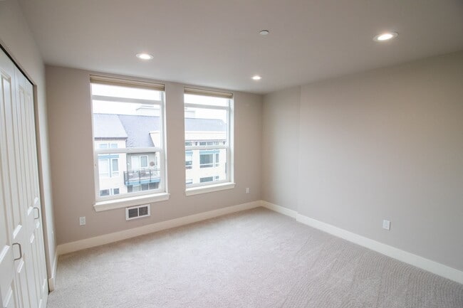 Building Photo - 2Bd/2Ba Mercer Island Condo