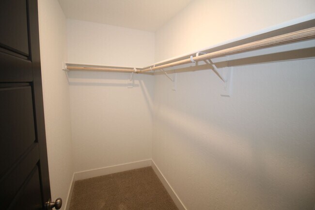 Building Photo - 2737 E Tamarind Dr