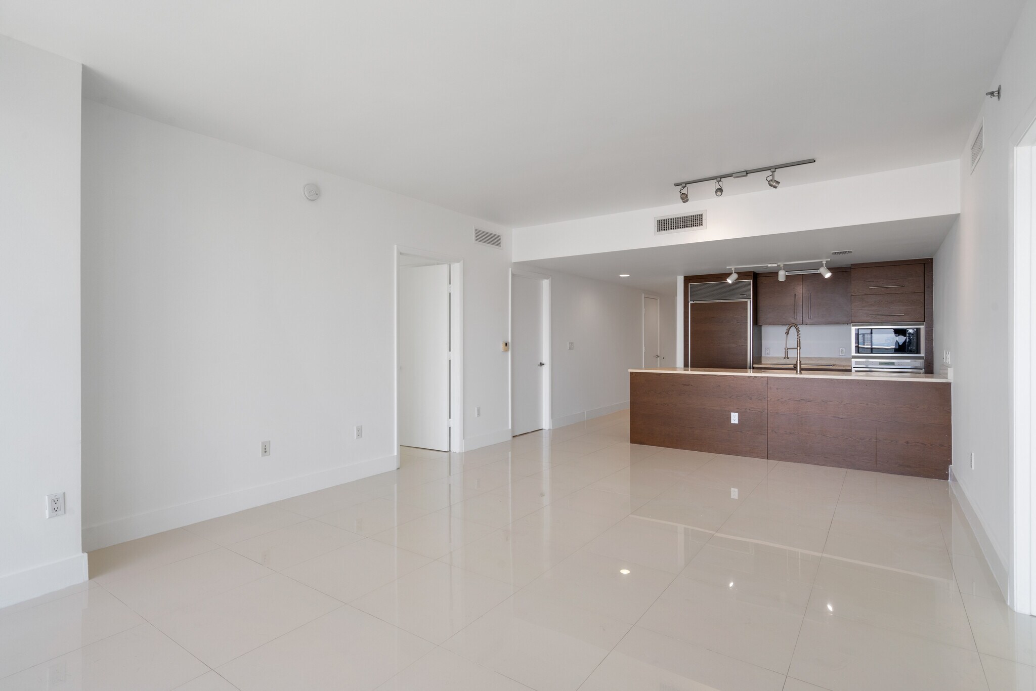 Building Photo - 475 Brickell Ave
