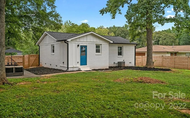 Building Photo - 3709 Sargeant Dr