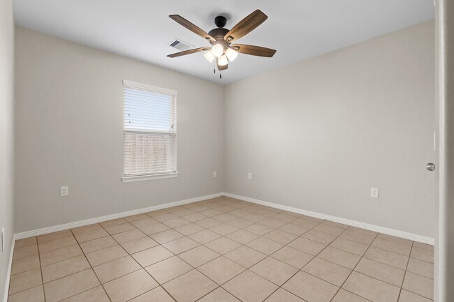 Building Photo - 119 S Bend Ct