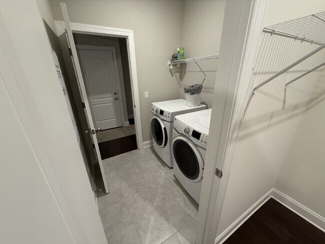 Building Photo - "Charming 3-Bedroom Retreat with 2 Baths w/bonus room and fenced yard!!