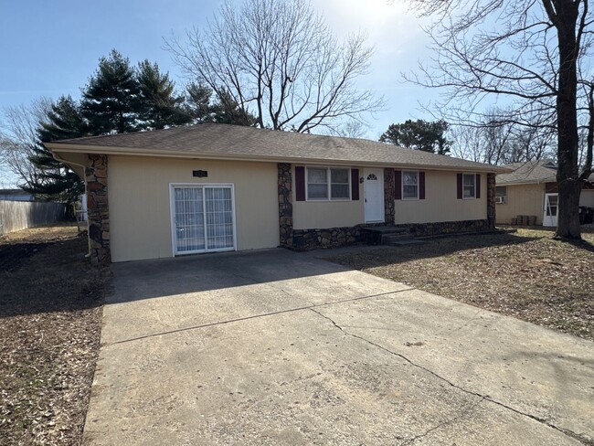 Primary Photo - 3 Bedrooms! 2 Bathrooms! 2 Living Areas! K...