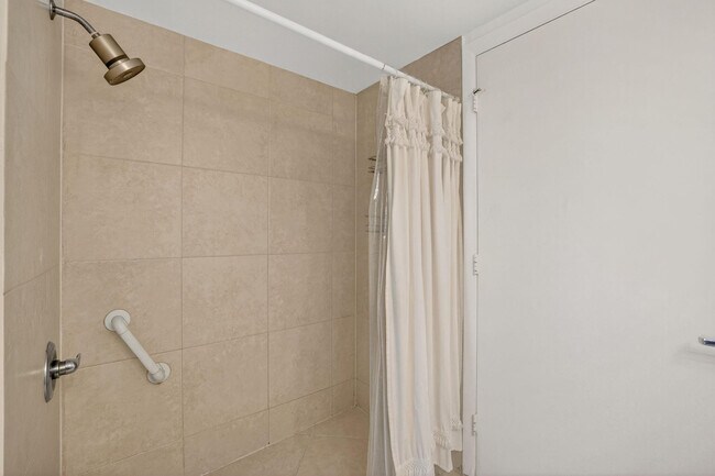 Building Photo - 3020 NE 32nd Ave