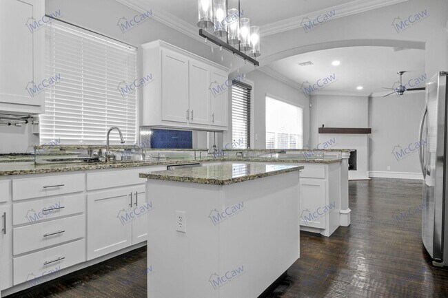 Building Photo - 857 N Glasgow Dr