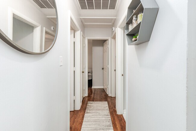 Building Photo - Charming 3-Bedroom Coastal Home in the Hea...