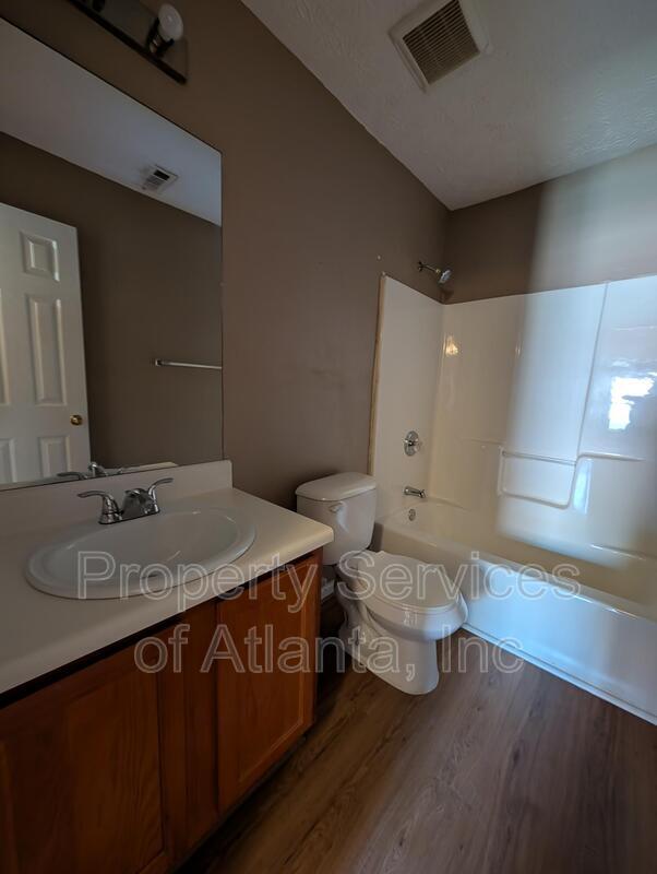 Building Photo - 314 Country Club Dr