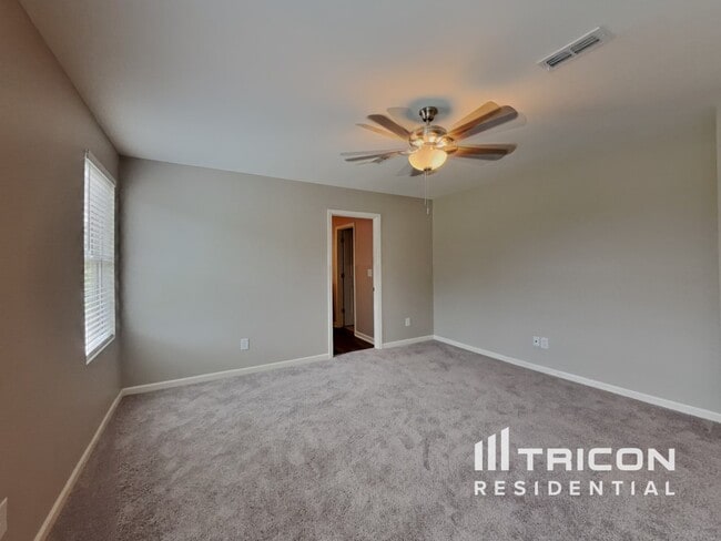 Building Photo - 141 Gladstone Loop