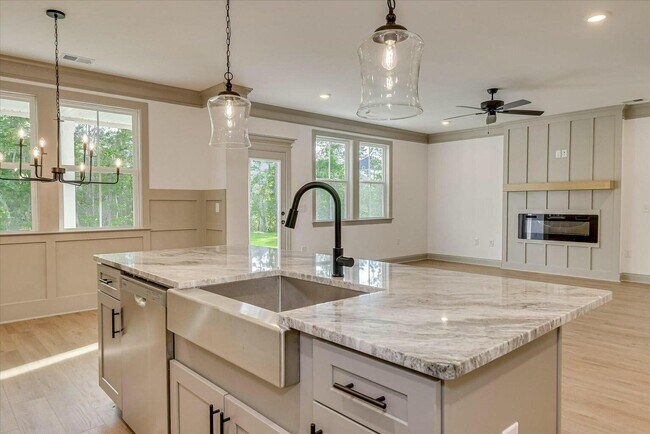 Building Photo - 2021 Warbler Dr