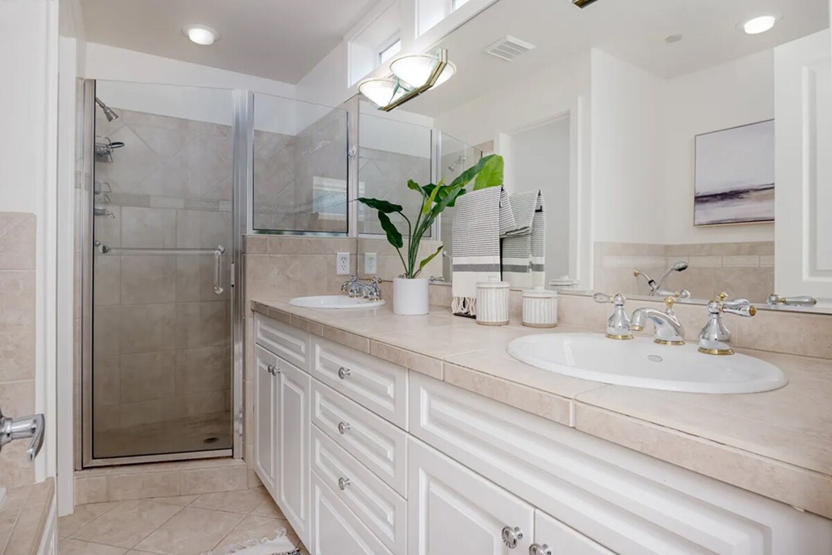 Building Photo - 852 SW Broadway Dr