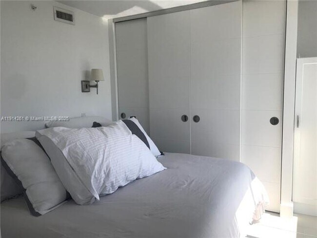 Building Photo - 2951 S Bayshore Dr