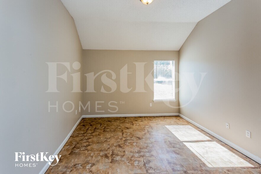 Building Photo - 4668 Amanda Oaks Cir S