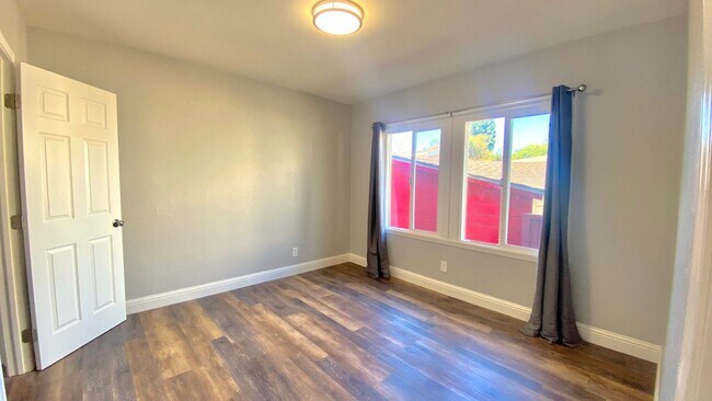 Building Photo - Single Family Home with Front Yard, Back Y...