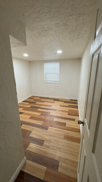 Building Photo - 726 Logan Ave S