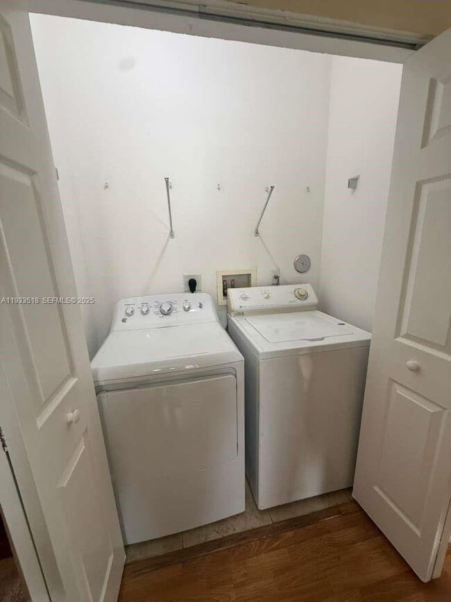 Building Photo - 448 NE 21st Ave