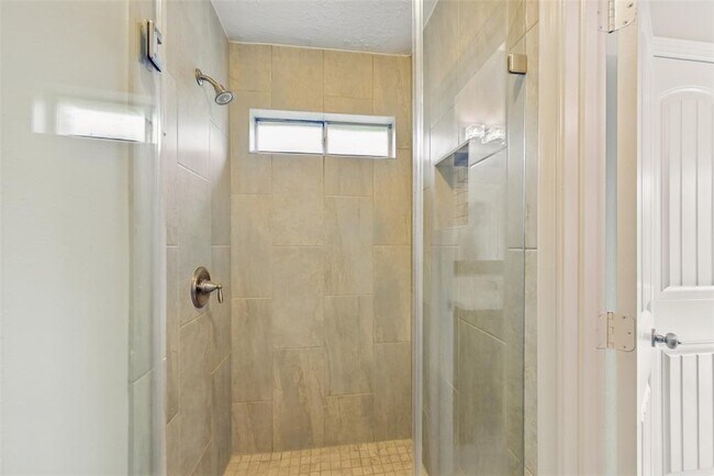 Building Photo - 4511 Ravine Dr