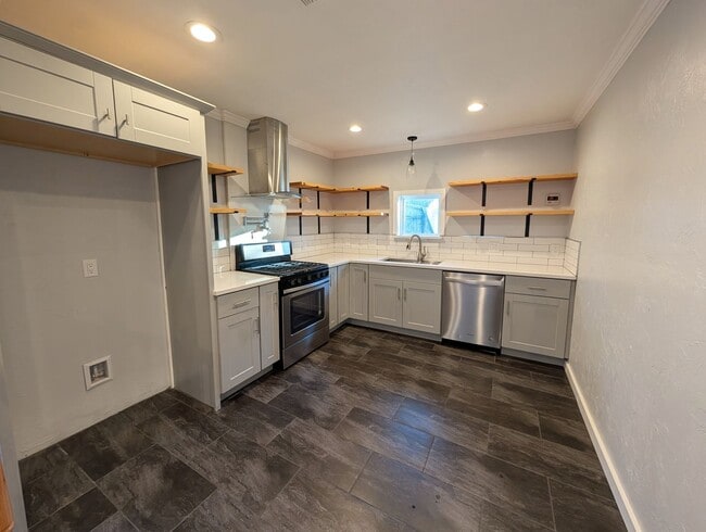 Building Photo - Gorgeous Updated Home in Yukon