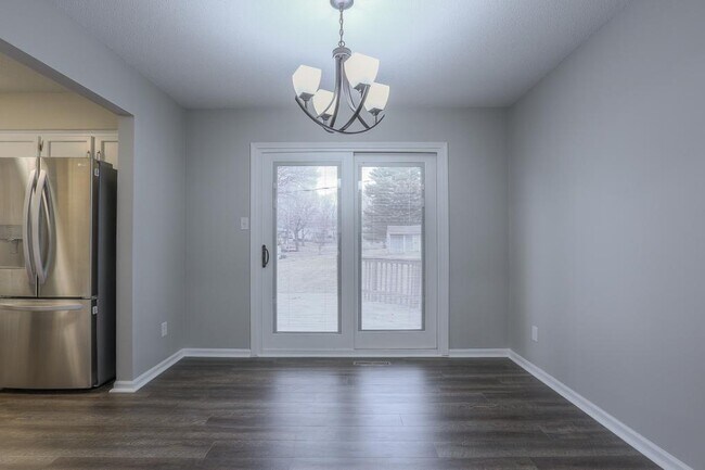 Building Photo - 6725 NW Hilldale Dr