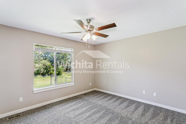 Building Photo - Large 4 bedroom 3 bathroom duplex