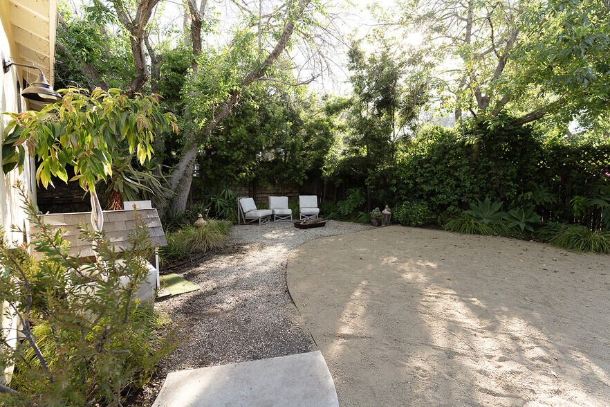 Building Photo - 2841 Los Feliz Dr