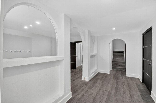 Building Photo - 220 SW 16th St