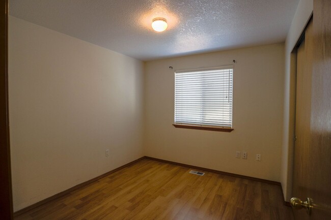 Building Photo - Welcome to the spacious one-level home in ...