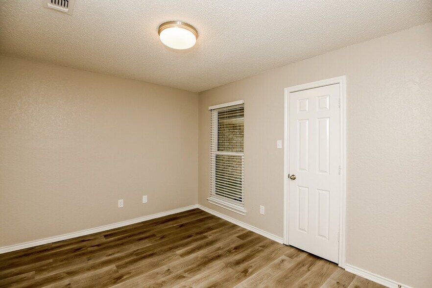 Building Photo - 1913 Green Willow Dr