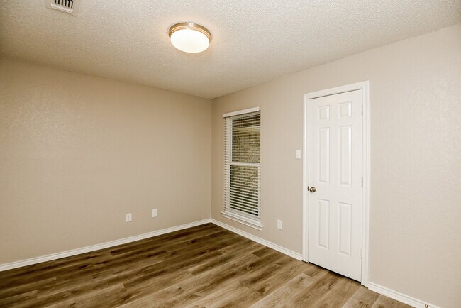 Building Photo - 1913 Green Willow Dr