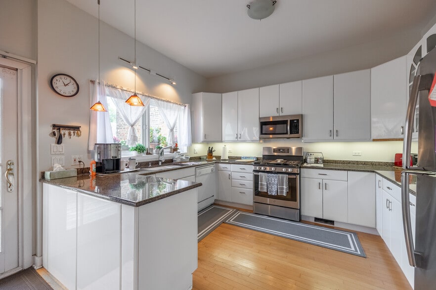 Building Photo - 1723 N Wood St