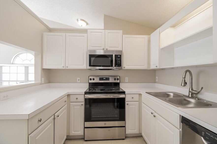 Building Photo - 2459 Parsons Pond Cir