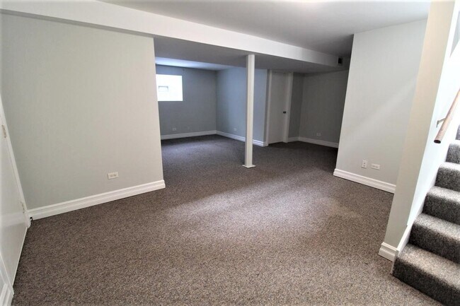 Building Photo - 4347 N Sawyer Ave